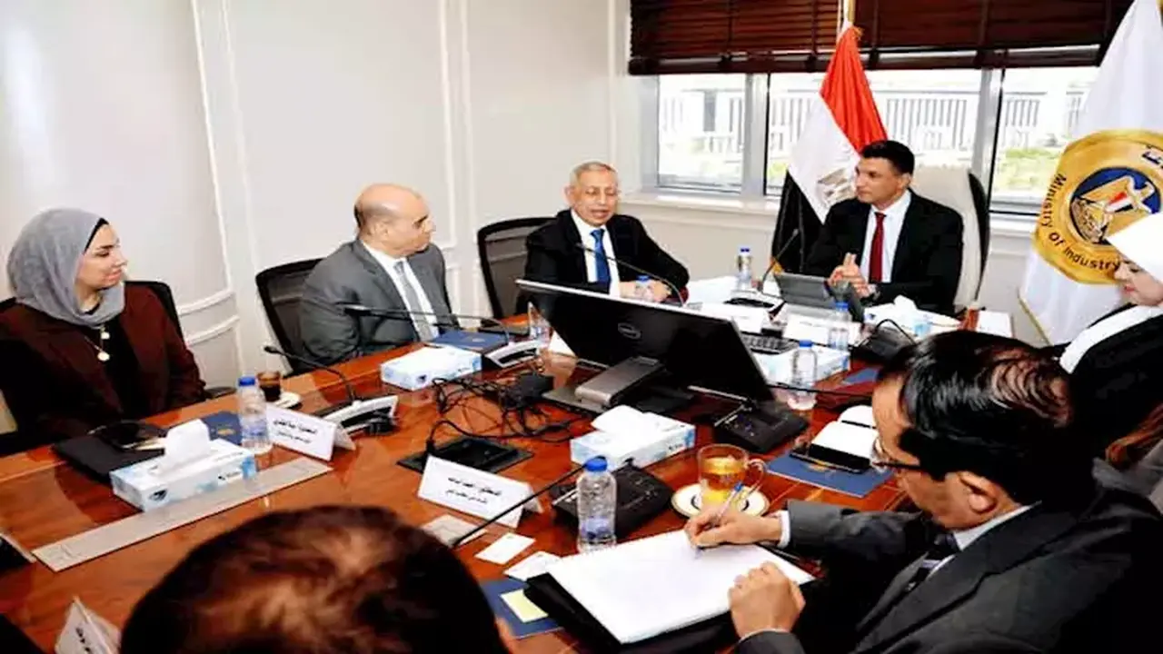 وزير الصناعة يناقش مع الأكاديمية العربية تعزيز التعاون المشترك